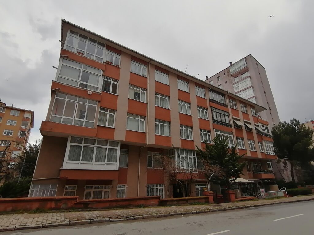Kozyatağı'nda Satılık 2+1 Daire